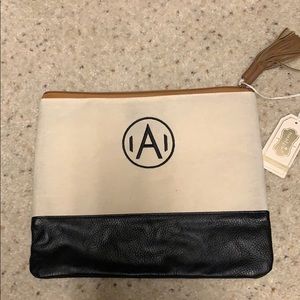 NWT Mud pie travel bag